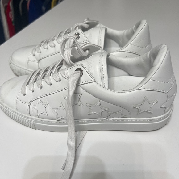 Tennis shoes - Picture 1 of 3